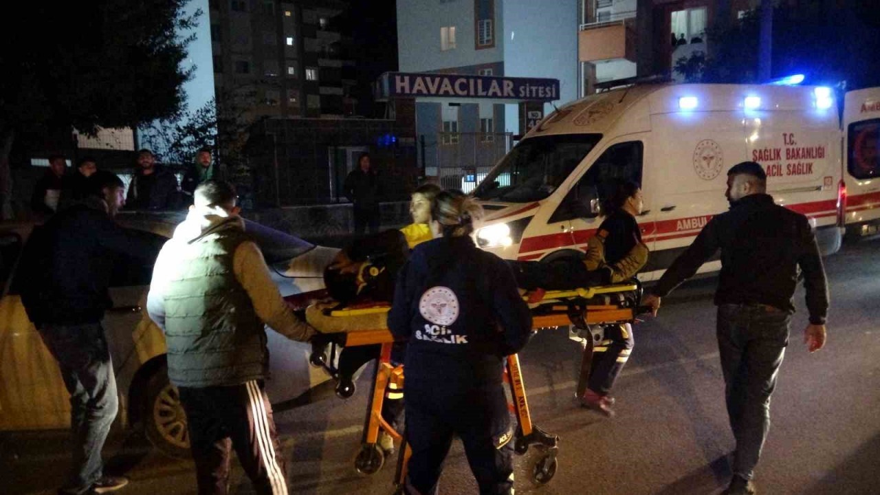 Antalya’da Yaya Geçidinde Durdu,  Arkadan Çarpan Araç Sürücüyü Sıkıştırdı