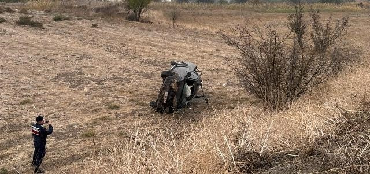 Balıkesir'de Otomobil Tarlaya Uçtu: Sürücü Yaralandı