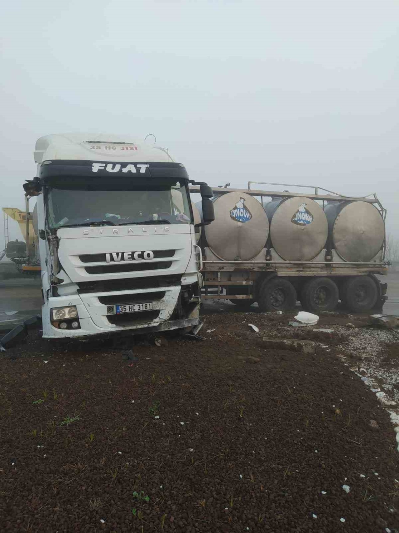 Balıkesir'de Süt Tankeri Kaza Yaptı: 1 Yaralı