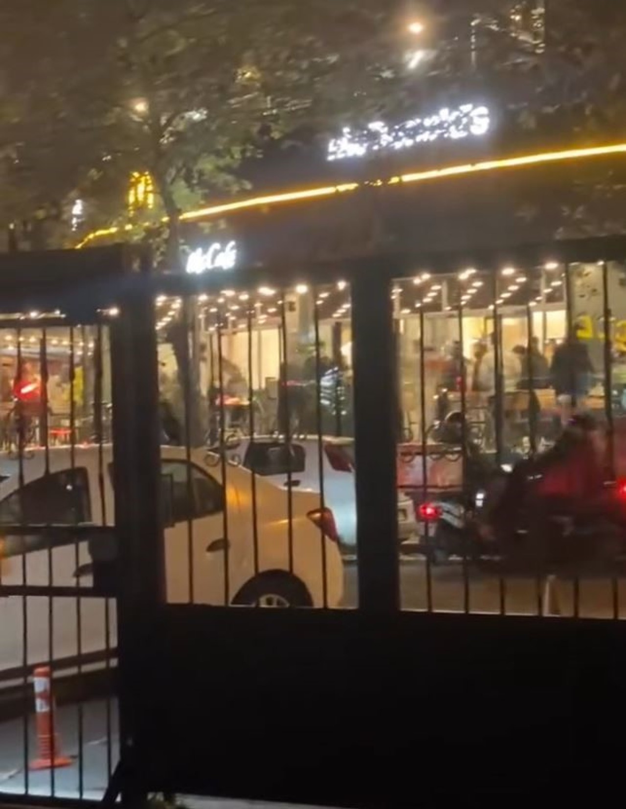 Başakşehir McDonald's’ta Müşteriler Arasında Tekmeli-Yumruklu Kavga: Sandalyeler Havada Uçuştu