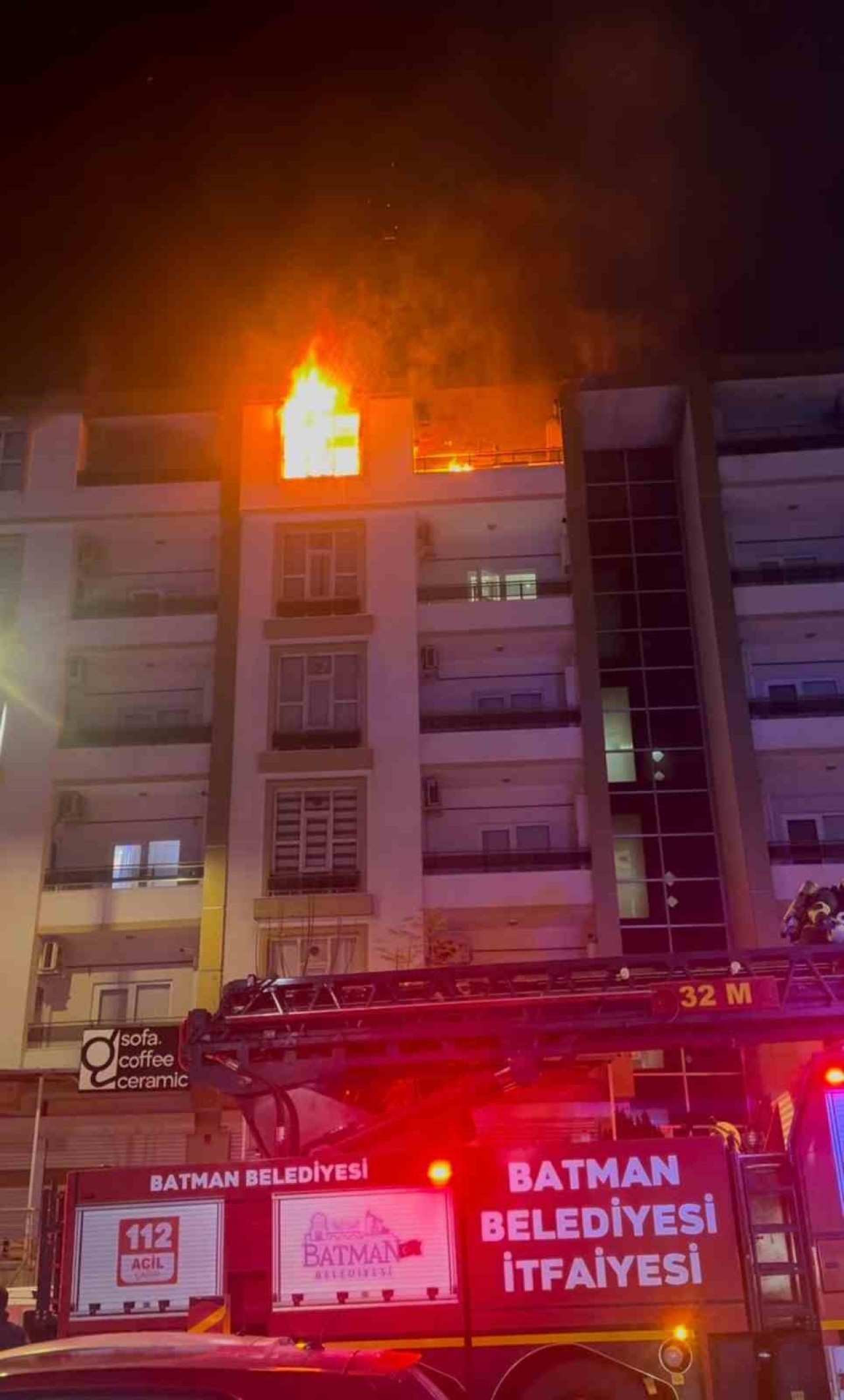 Batman’da 5 Katlı Binada Yangın: 4 Kişi Dumandan Etkilendi