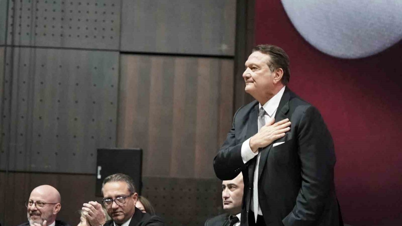 Beşiktaş Kulübü Başkanı Hasan Arat,  Görevini Bıraktığını Açıkladı