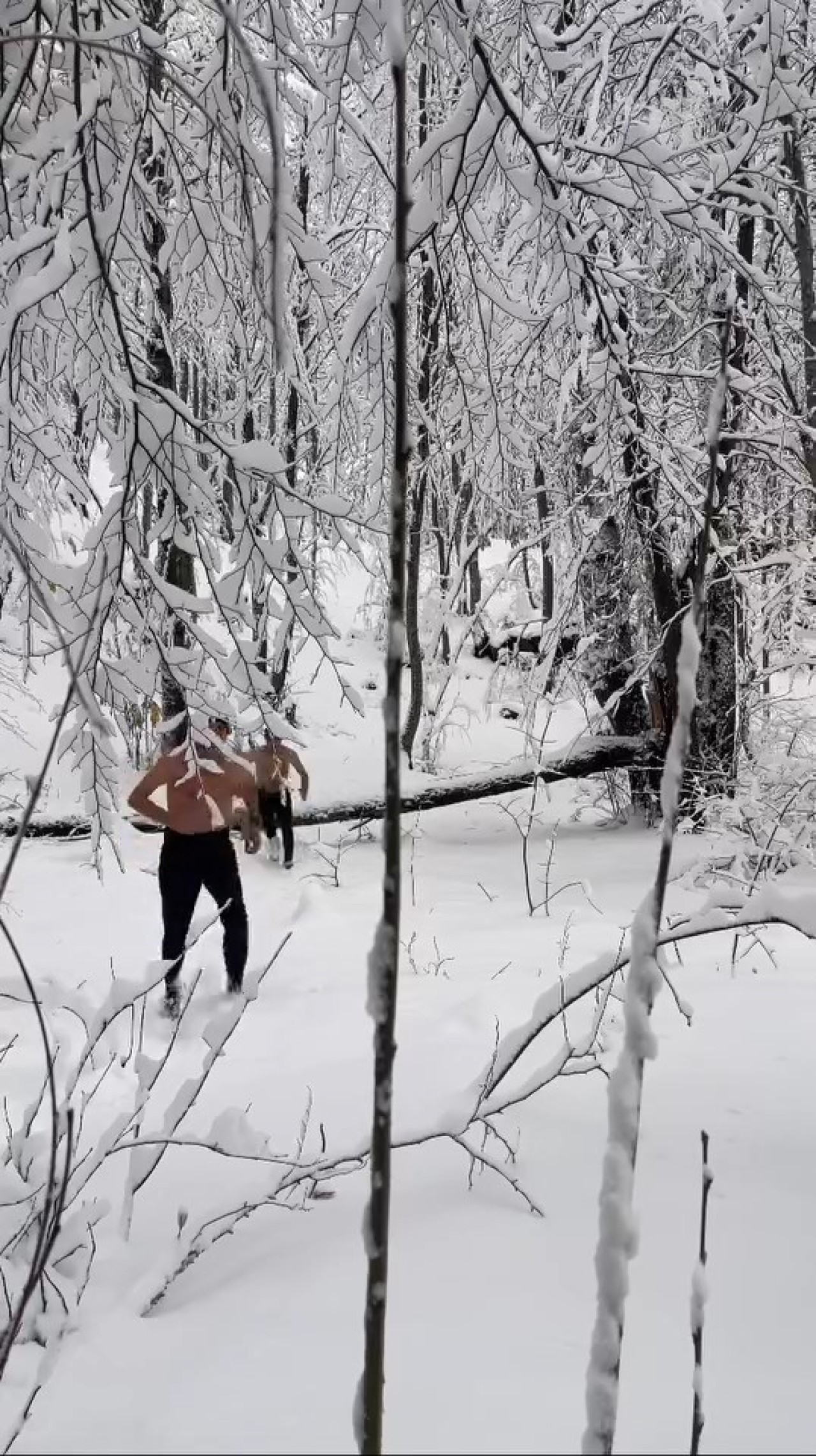 Bursa’da İki Arkadaş,  Uludağ Eteklerinde Kar Banyosu Yaptı