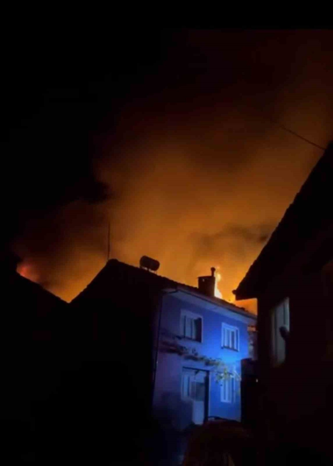Bursa'da Sobadan Çıkan Alevler 3 Evi Küle Çevirdi