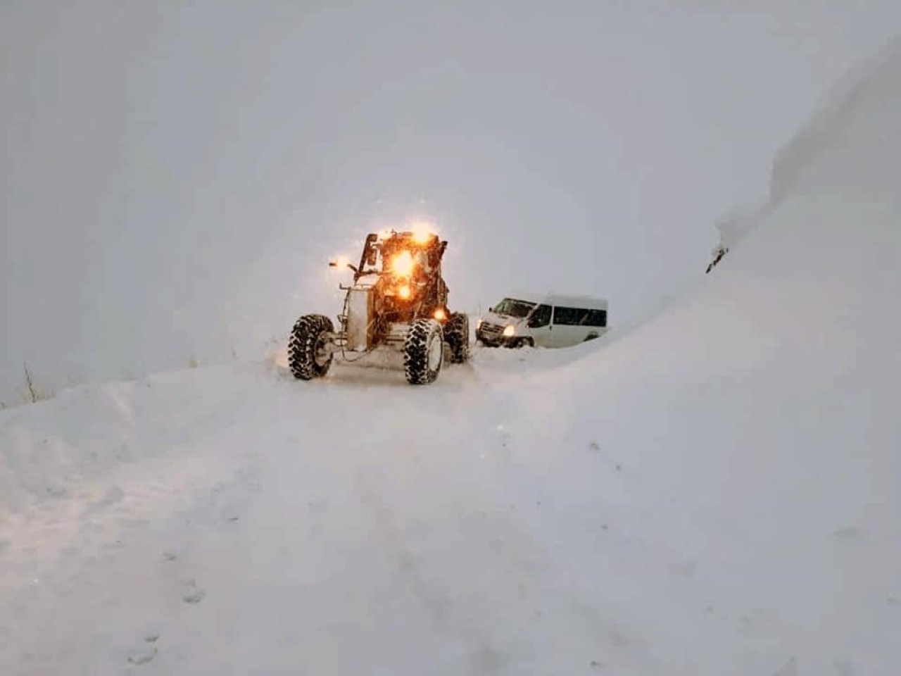Erzincan’da Kar Yağışı Nedeniyle Kapalı Köy Yollarında Çalışmalar Başlatıldı