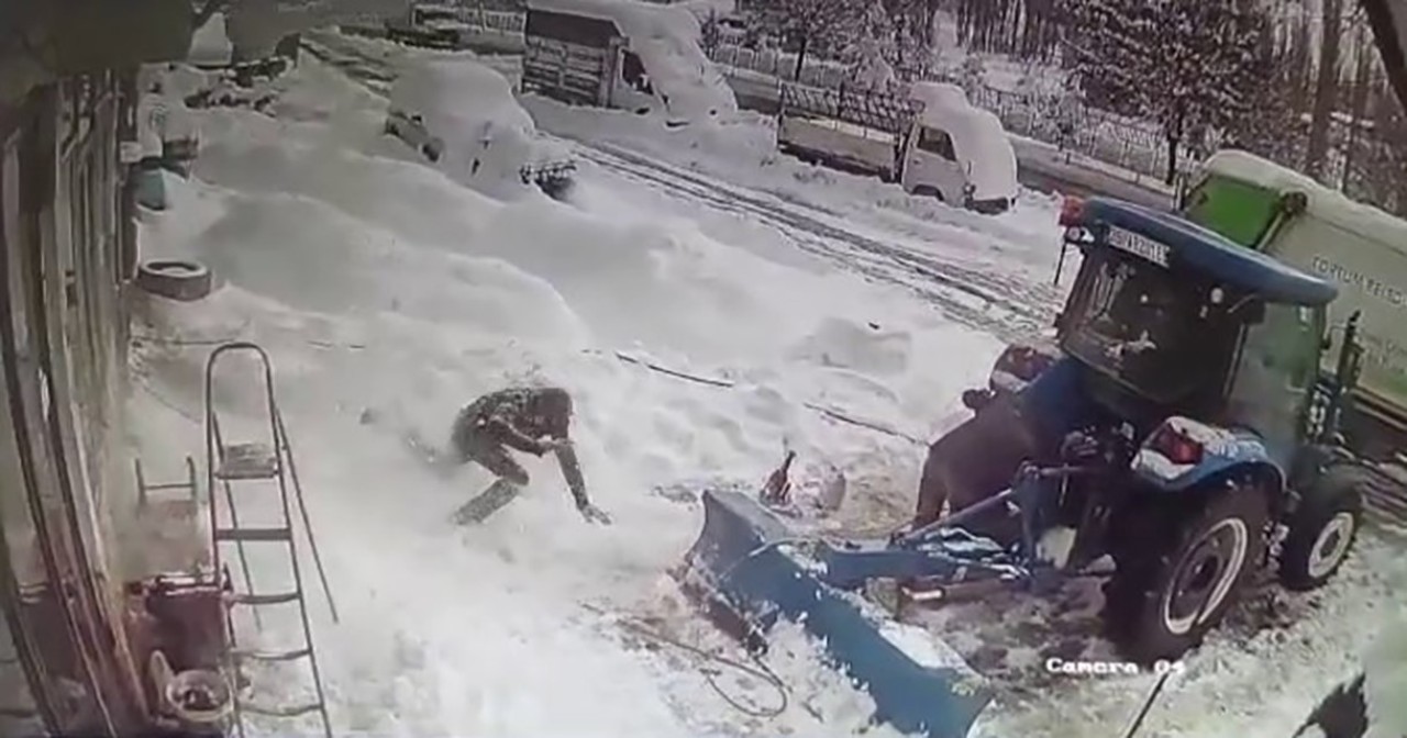 Erzurum’da Lastik Tamircisinin Üzerine Kar Kütlesi Düştü