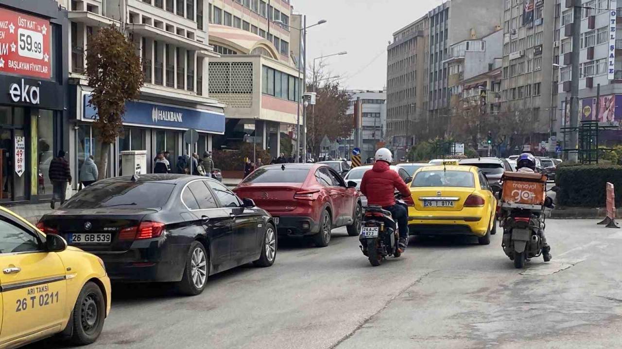 Eskişehir’de Binanın Yıkımı Nedeniyle Şair Fuzuli Caddesi Trafiğe Kapatıldı