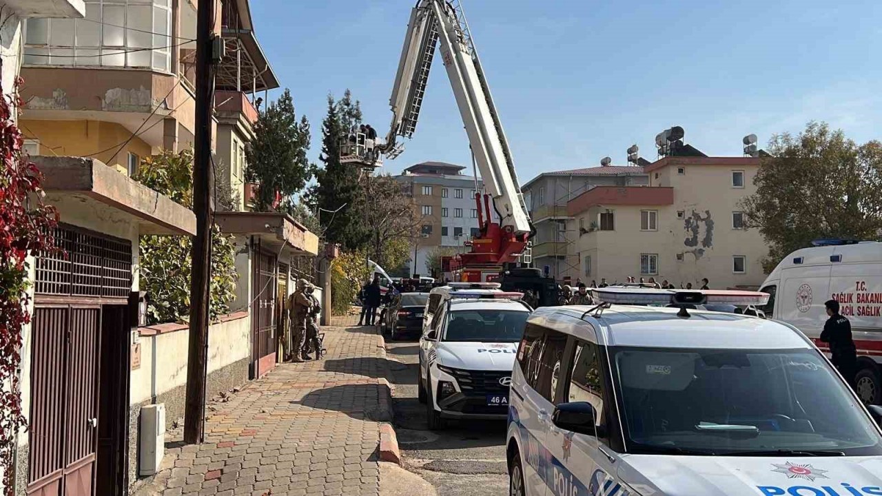 Kahramanmaraş'ta Ailesini Eve Kilitleyen Genç,  Özel Harekat Ekiplerince Gözaltına Alındı