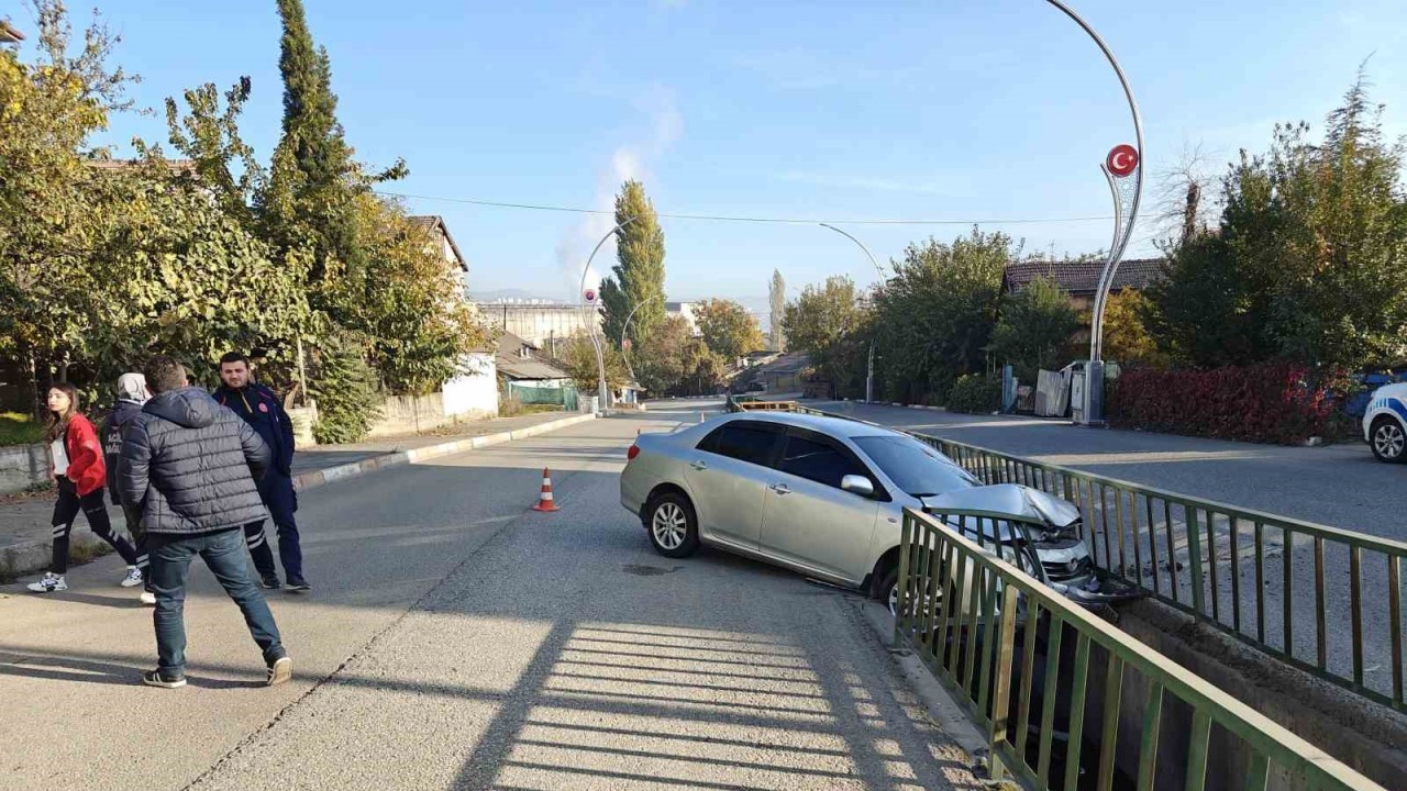 Karabük’te Su Kanalı Korkuluklarına Çarpan Otomobil Sürücüsü Yaralandı