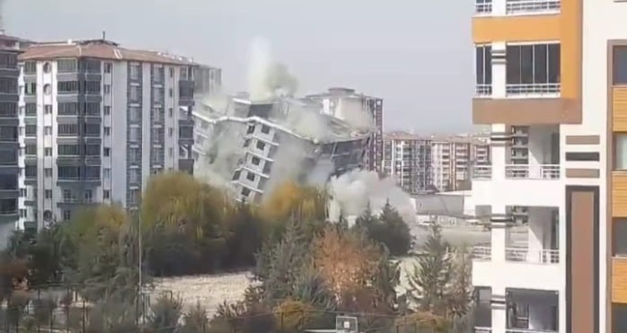 Malatya’da Ağır Hasarlı 12 Katlı Bina Saniyeler İçinde Yıkıldı