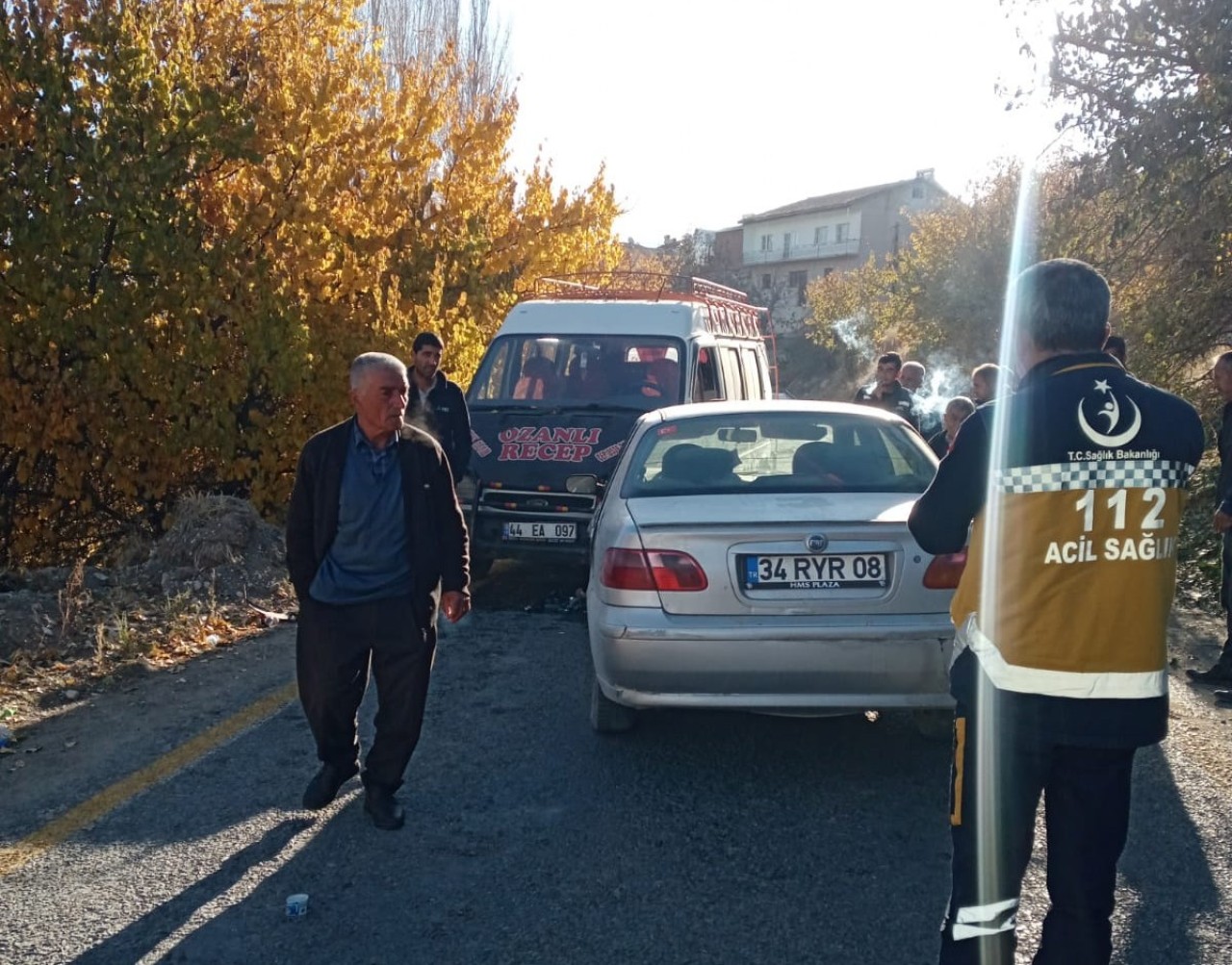 Malatya'da Minibüs ile Otomobil Çarpıştı: 2 Yaralı