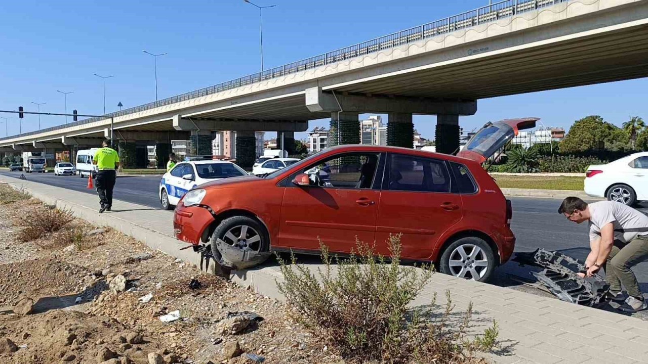 Manavgat'ta Kaldırıma Çıkan Otomobilin Sürücüsü Yaralanmadan Kurtuldu