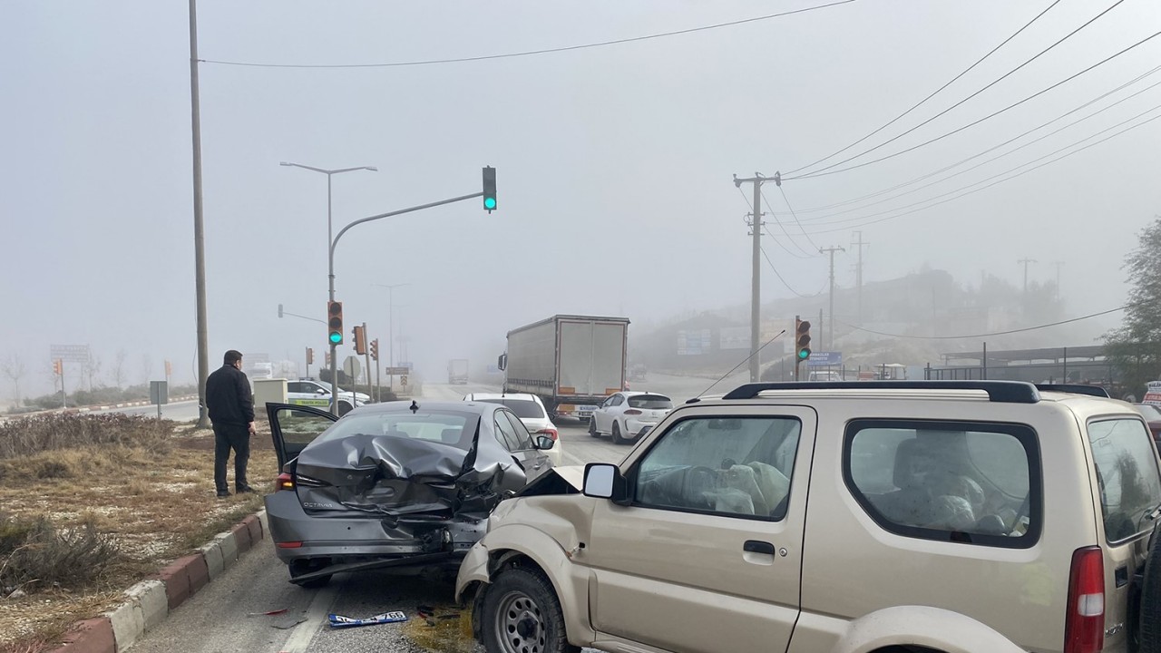 Manisa’da Zincirleme Trafik Kazası: 2 Yaralı