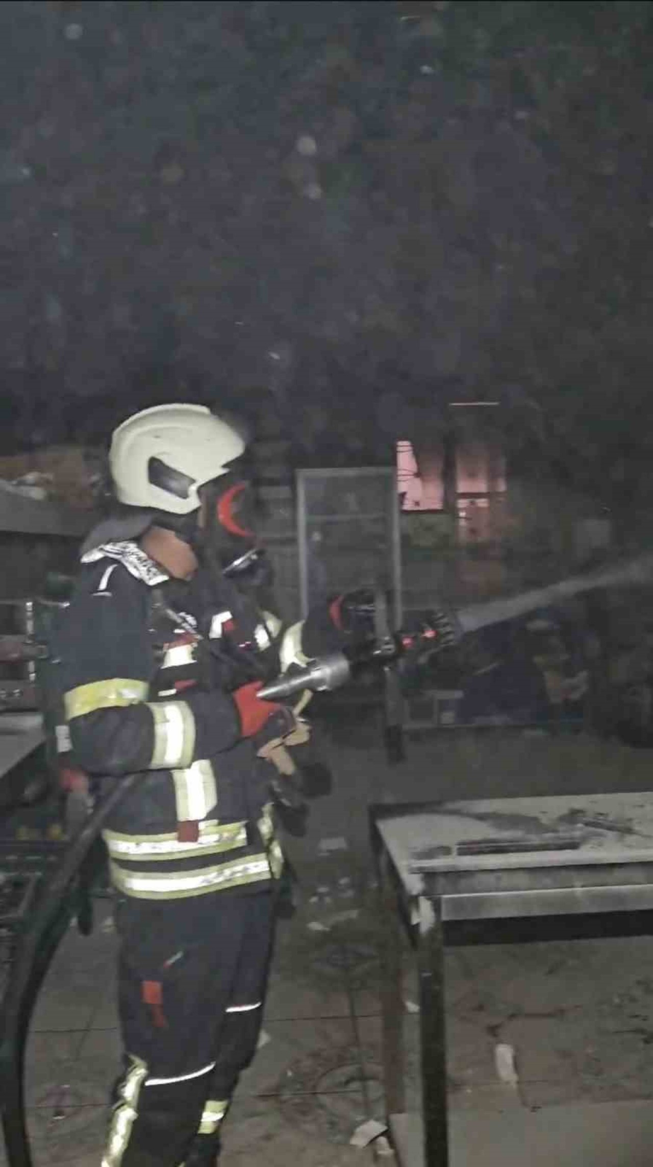 Mersin Tarsus’ta İş Yerinde Yangın: Maddi Hasar Meydana Geldi