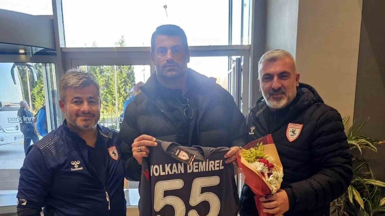 Samsunspor Taraftarları, Volkan Demirel’e Teşekkür Taktimi Yaptı