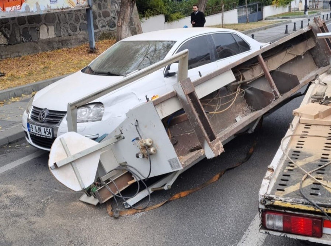 Tekirdağ’da Bıçkı Makinesi Düşen Kamyonet Kazaya Sebep Oldu