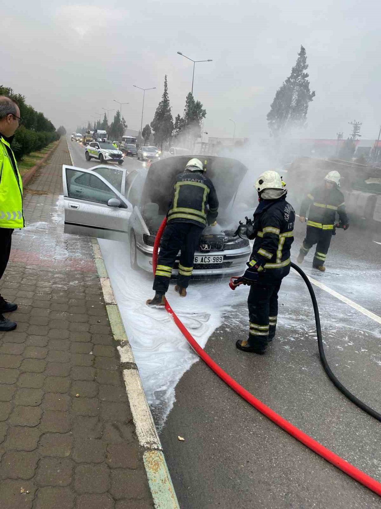 Kahramanmaraş’ta Otomobilde Çıkan Yangın İtfaiye Ekipleri Tarafından Söndürüldü