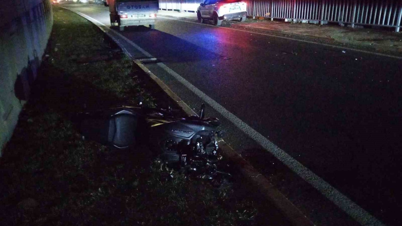 Kontrolden Çıkan Motosiklet İkiye Bölündü: Sürücü Ağır Yaralı