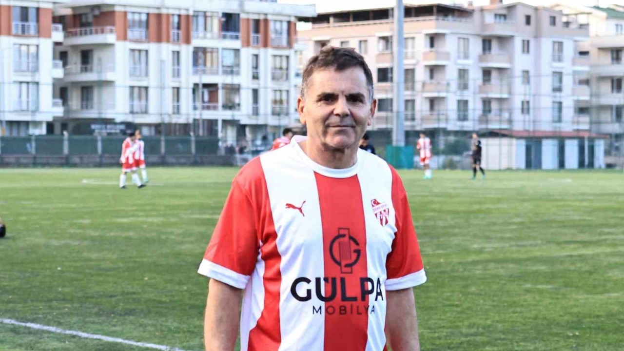 Yalova’da 59 Yaşında Amatör Lige Dönen Sinan Yılmaz,  Torunu Yaşındaki Gençlerle Sahada