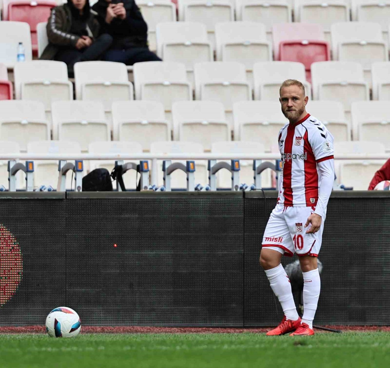 Sivasspor Taraftarları,  Alex Pritchard'tan Kayserispor Maçında Çıkış Bekliyor