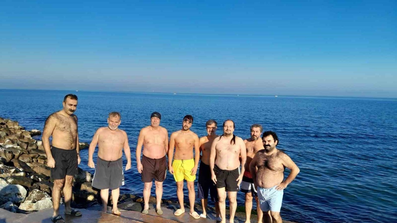 Yalova’da Arkadaş Grubu,  2025’e Soğuk Denizde Merhaba Dedi!