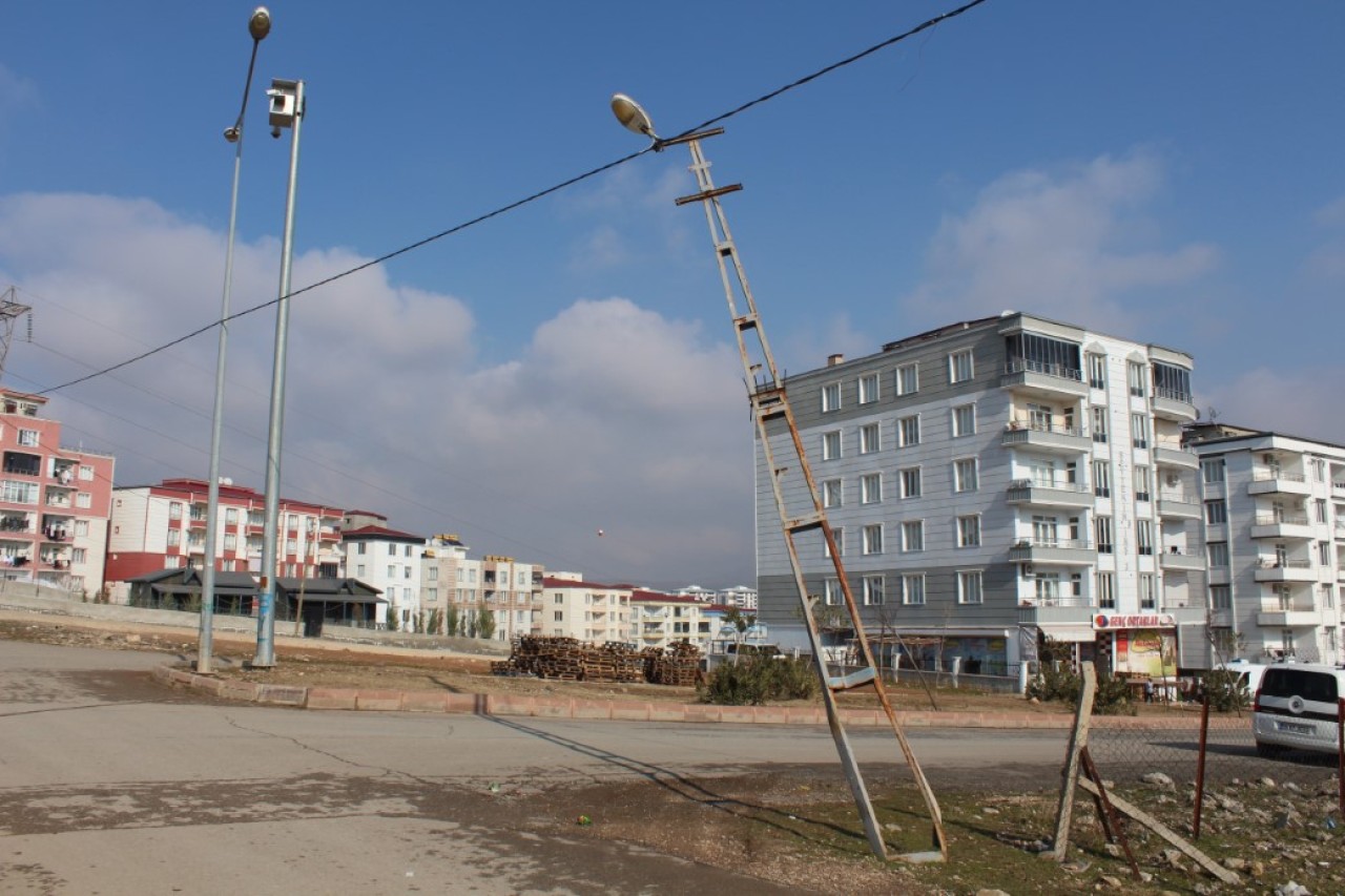 Siirt'te Tehlike Yaratan Eğri Aydınlatma Direği