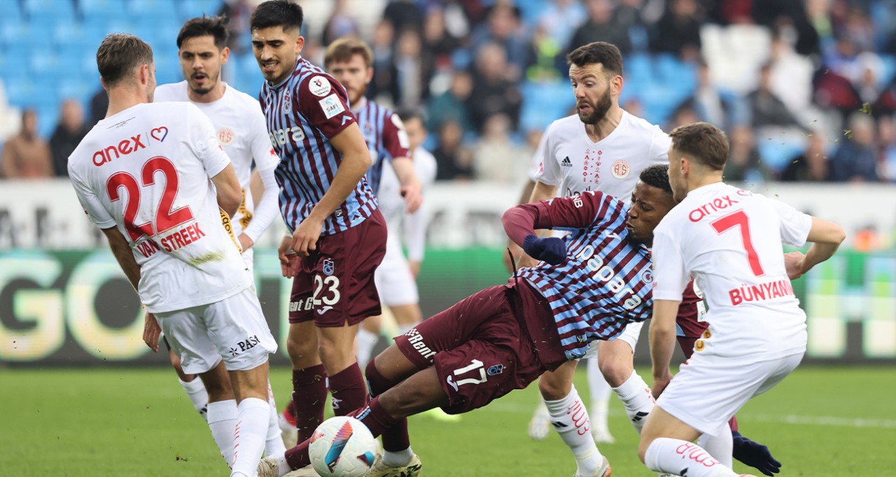 Trabzonspor Fırtınası Antalyaspor'u Ezip Geçti!