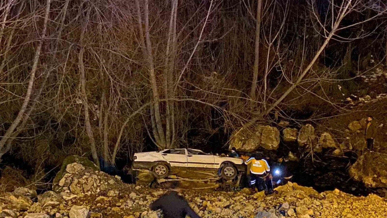 Adıyaman'da Uçuruma Yuvarlanan Otomobilde 3 Kişi Yaralandı