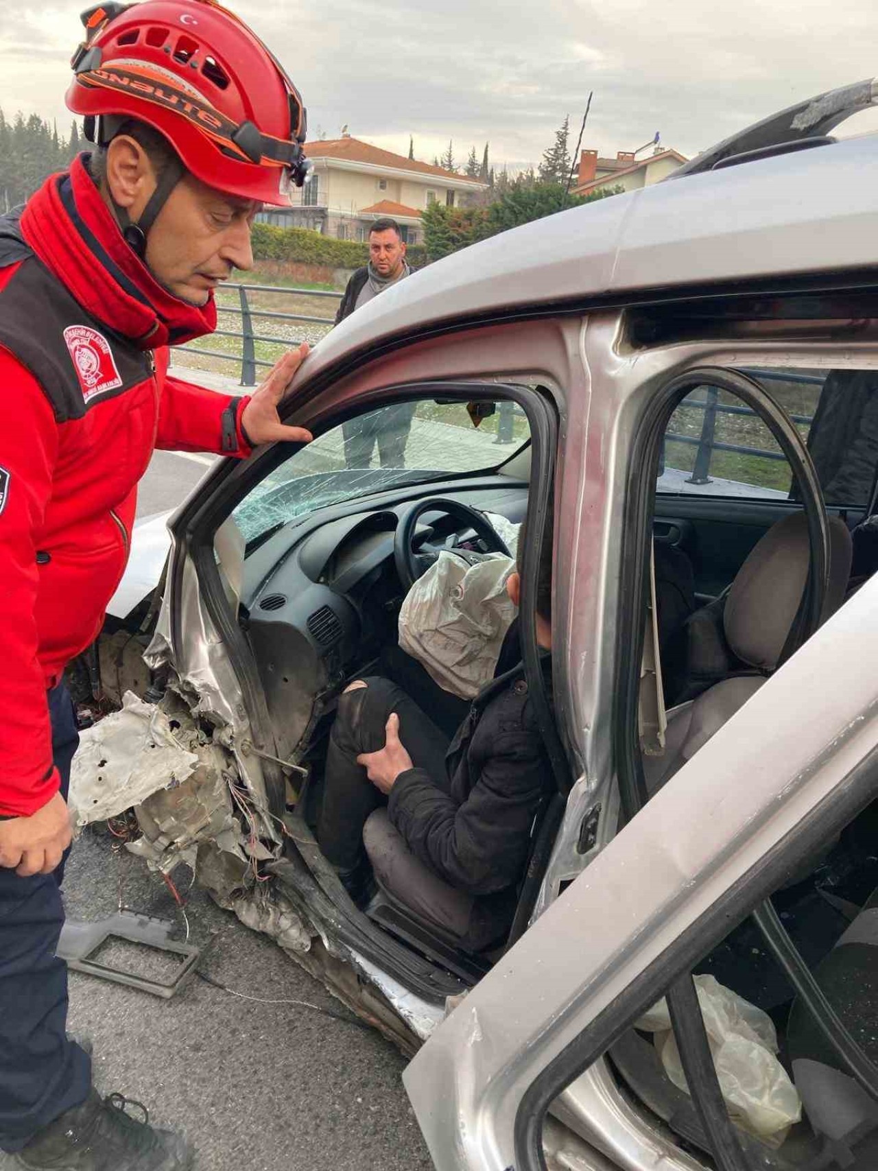 Balıkesir Karesi’de Ticari Araç Bariyerlere Çarptı,  Sürücü Sıkıştı