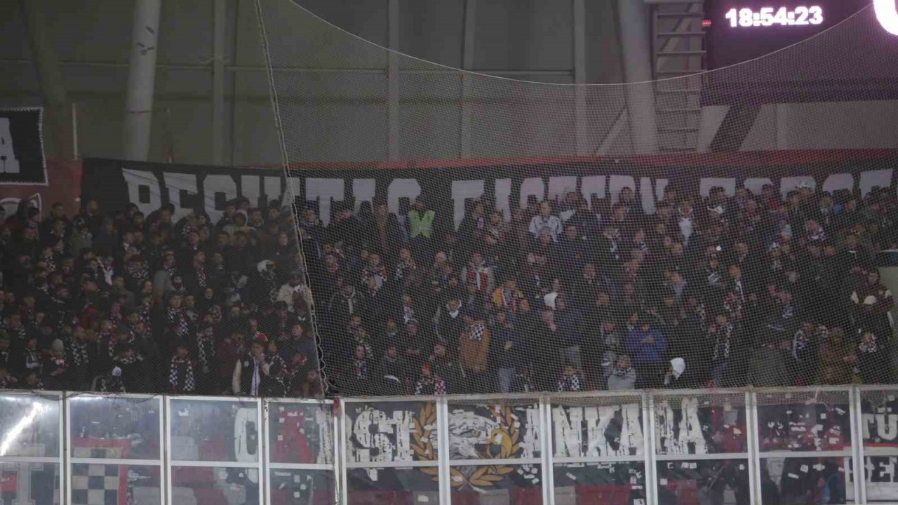 Beşiktaş Taraftarları,  Sivasspor Maçında Takımlarını Yalnız Bırakmadı