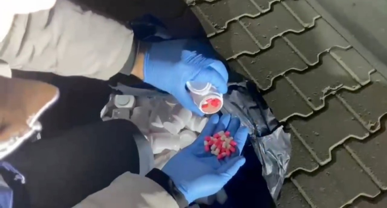 Bornova'da Uyuşturucu Operasyonu: 11 Bin Hap Ele Geçirildi,  2 Şüpheli Tutuklandı