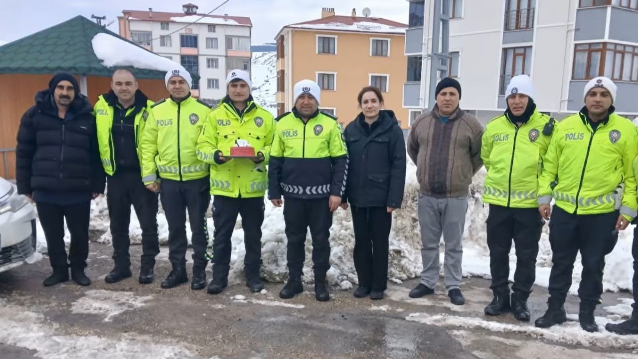 Erzincan’da Polis Ekiplerinden Sürpriz Doğum Günü Kutlaması