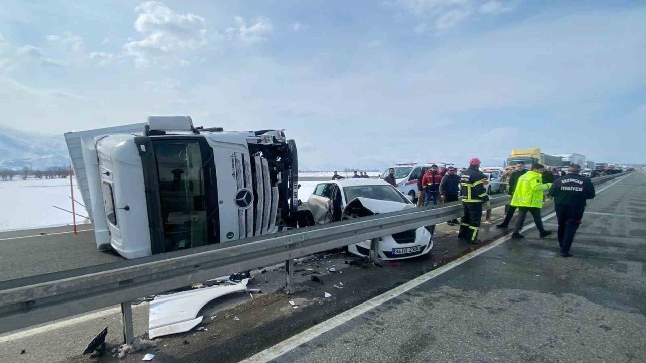 Erzincan'da Trafik Kazası! Tır ile Otomobil Çarpıştı: 3 Yaralı