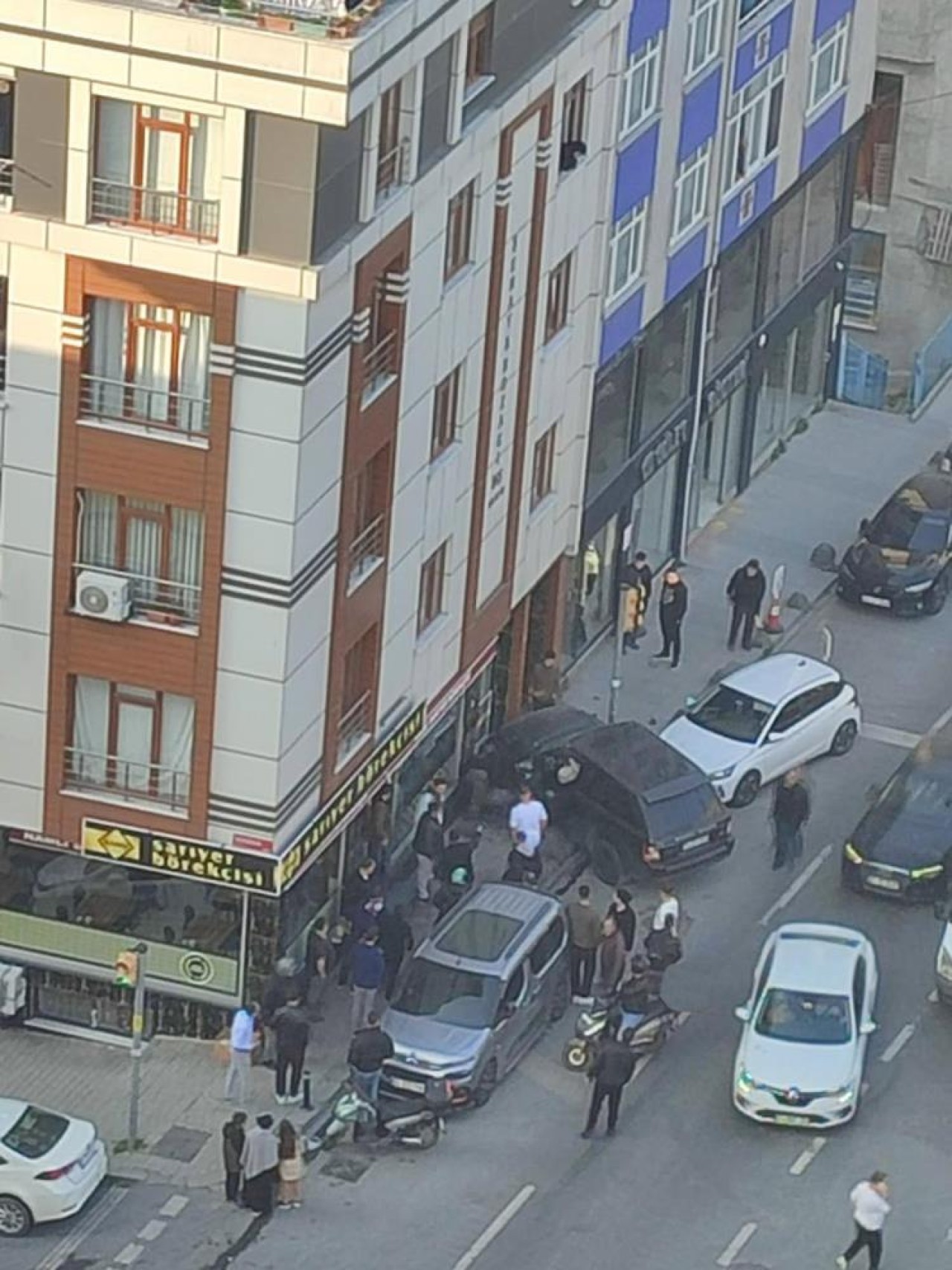 Bayrampaşa'da Direksiyon Hakimiyetini Kaybeden Sürücü Börekçiye Daldı: Kaza Anı Kameralara Yansıdı