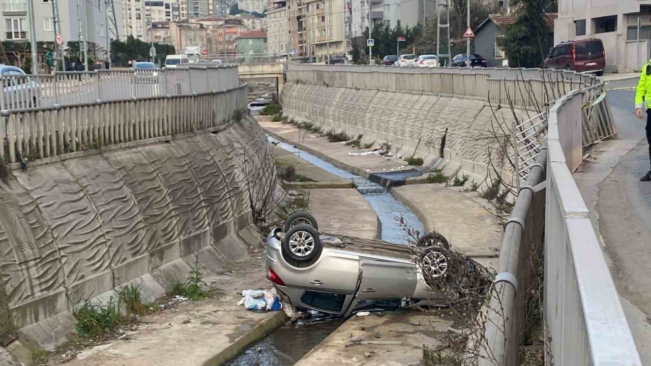 Korkunç Kaza Otomobil Dereye Uçtu, 5 Yaralı