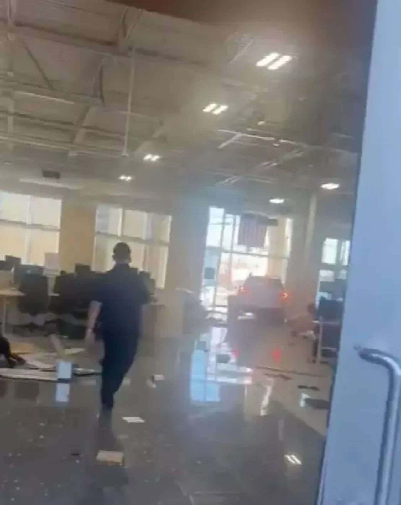Korku Dolu Anlar! Müşteri Aracını Galeriye Daldırıp 8 Kişiyi Yaraladı