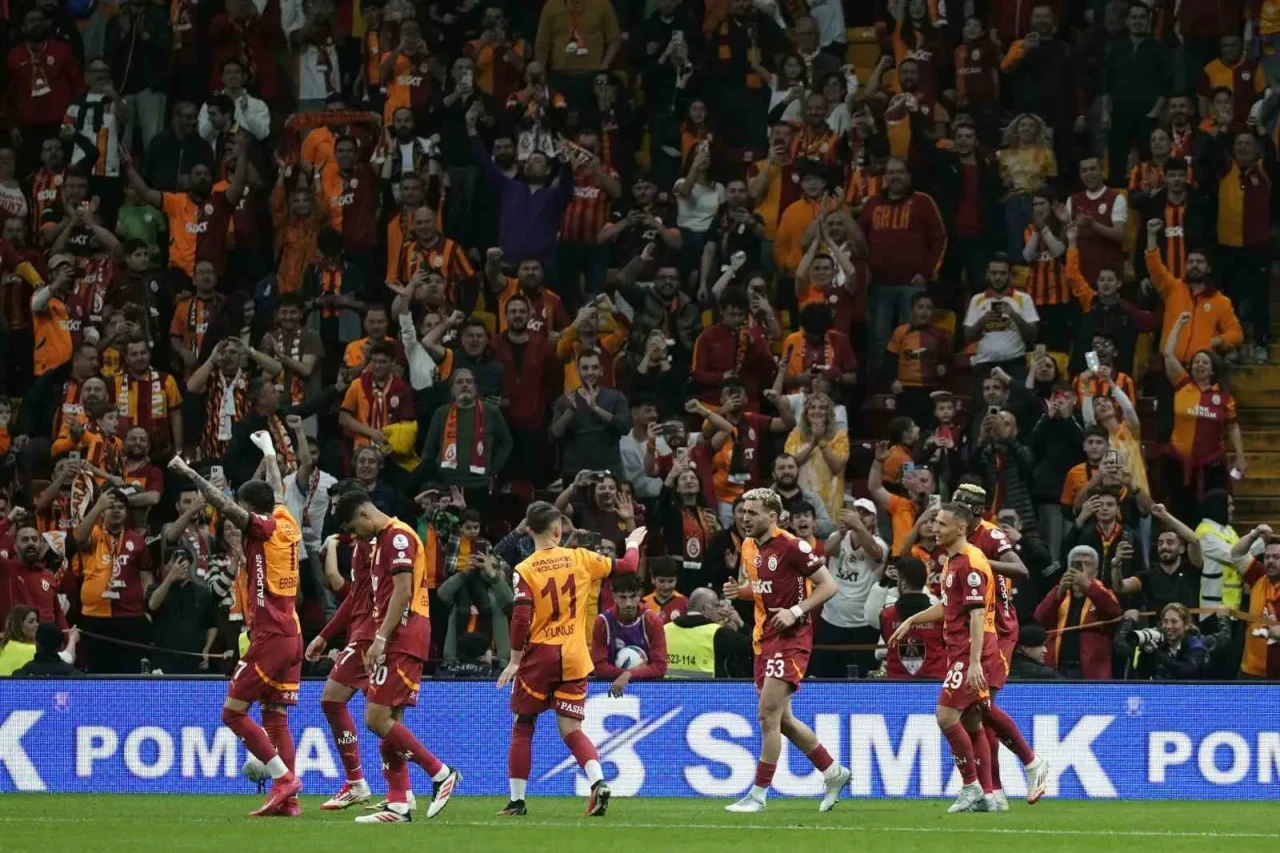 FIFA’dan Galatasaraylı Yıldıza Şok Yasak! Forma Giyemeyecek