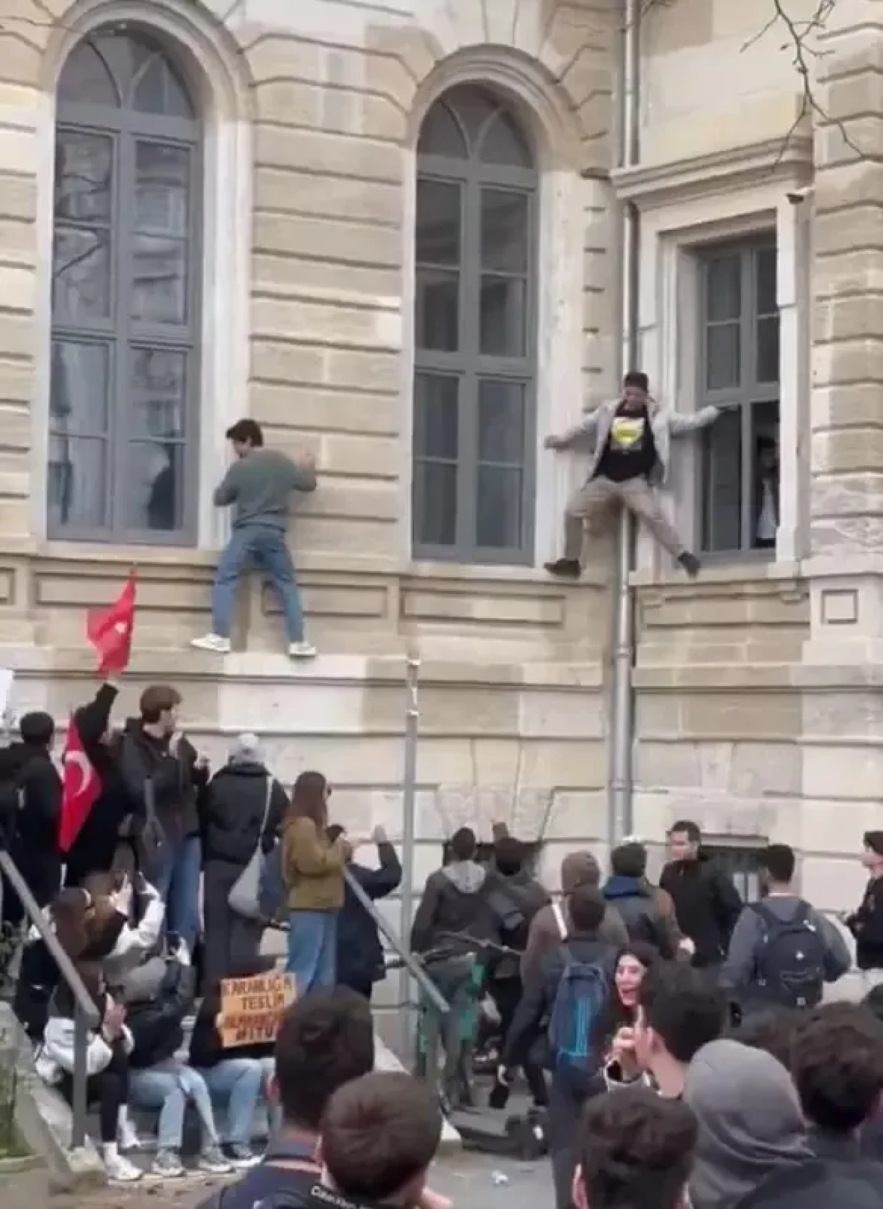 İTÜ’de Kapı Krizi! Öğrenciler, Protesto İçin Pencerelerden Atladı