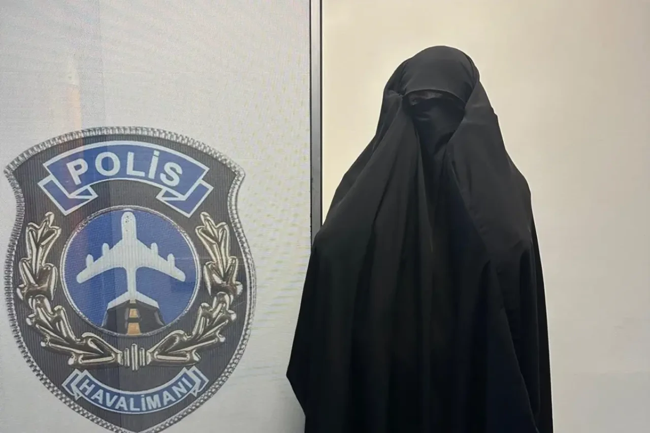 Kimlik Kontrolünde Büyük Şok: Kadın Olduğunu Sandılar, Hapis Yolcusu Oldu!