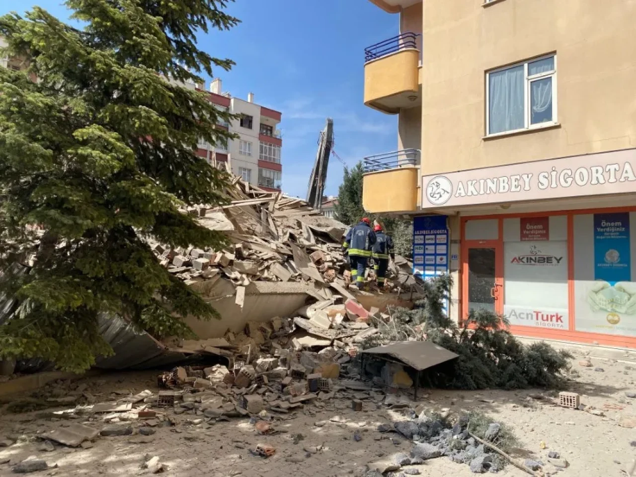 Konya'da 6 Katlı Bina Yıkılırken Çöktü