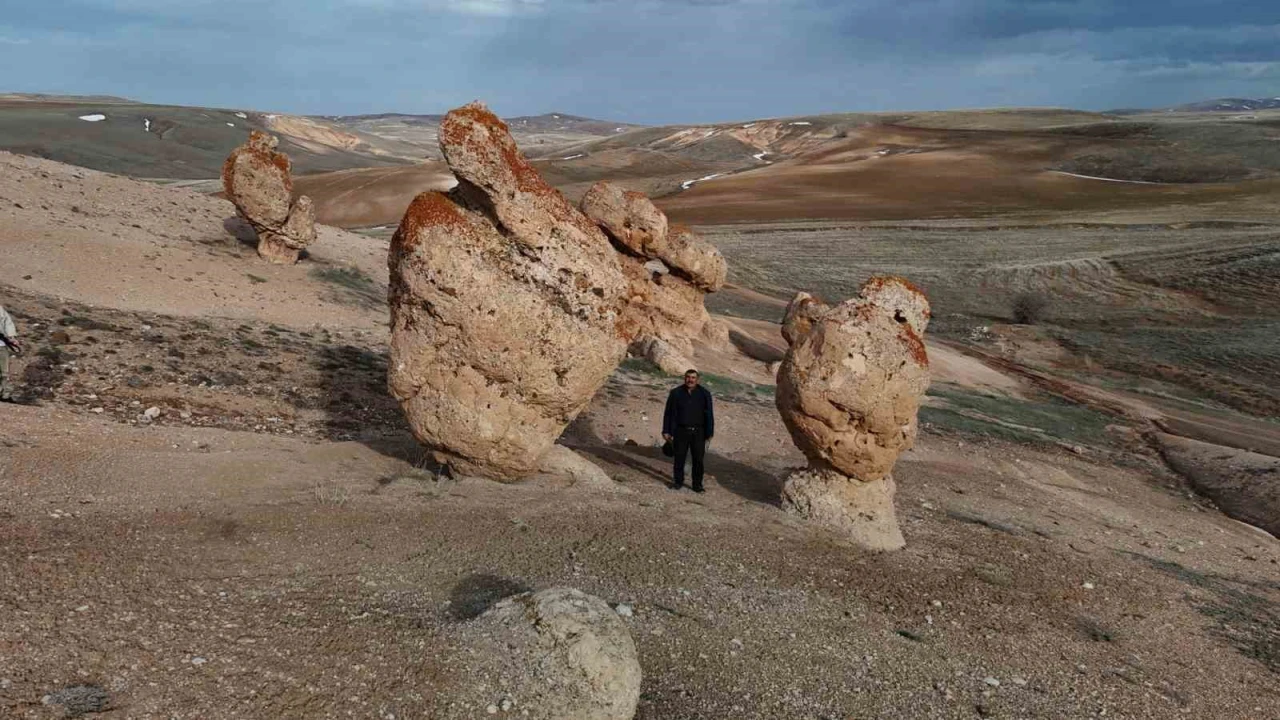 Sivas’ın Bozkırında Gizemli Kayalar İlgi Odağı Oluyor