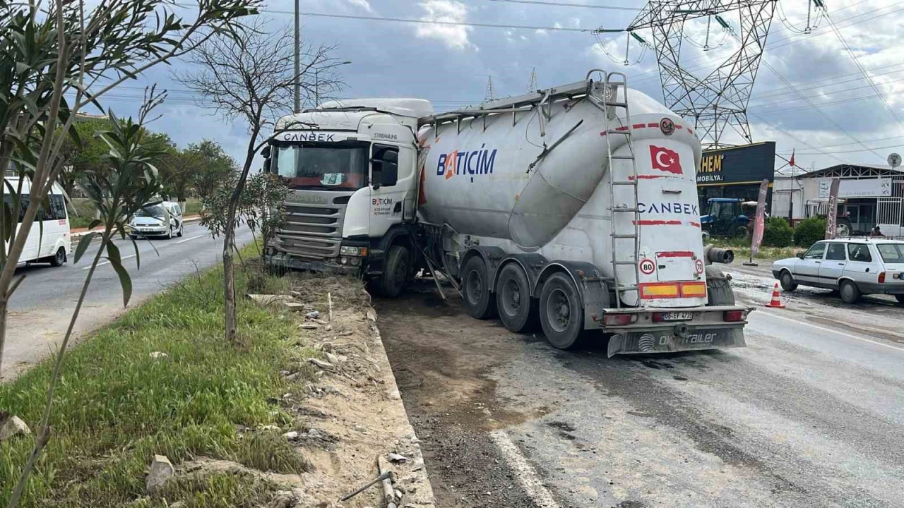 Aydın'da Çimento Yüklü Tır Refüje Çıktı