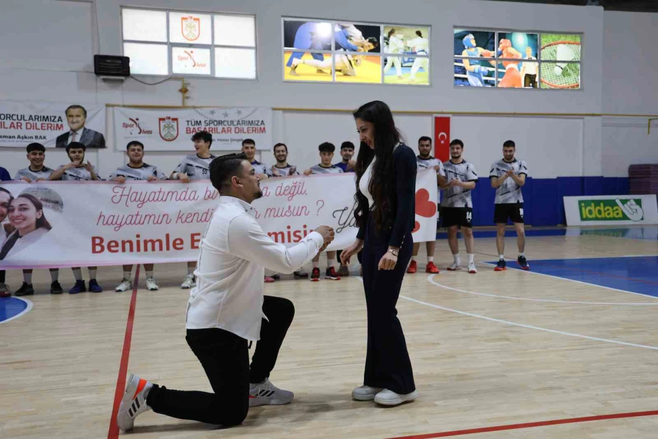 Sivas'ta Hentbol Maçında Evlilik Teklifi
