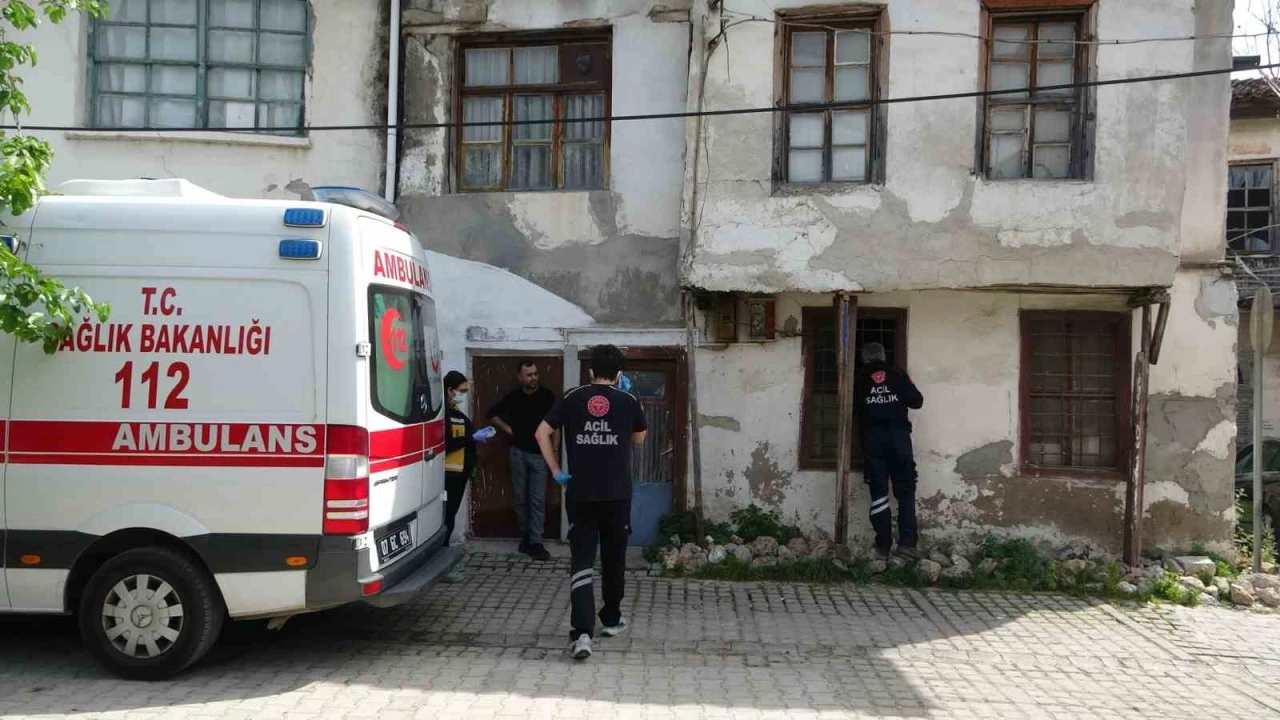 Camdan Seslendi, Yaşlı Adam Ölü Bulundu