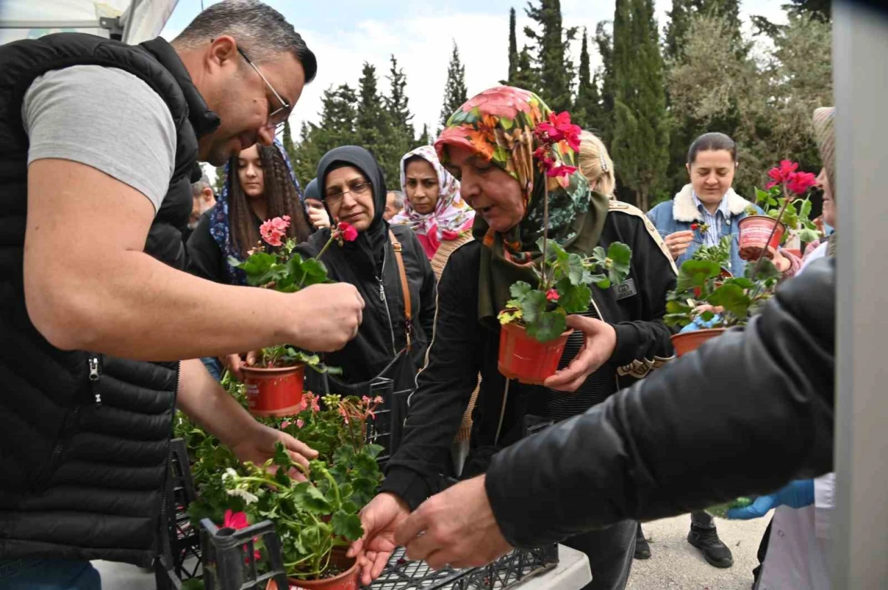 Manisa Büyükşehir Belediyesi, Arife Günü Mezarlık Ziyaretçilerine Çiçek ve Tesbih Dağıttı