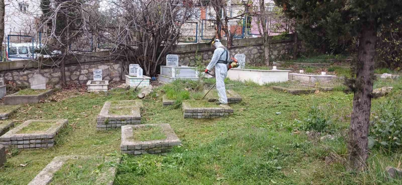 Mezarlıklar Bayrama Hazırlanıyor
