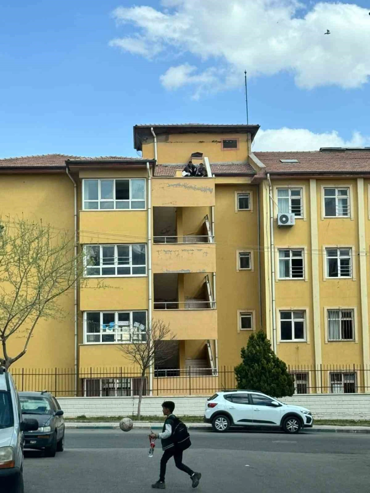 Şanlıurfa'da Okul Çatısında Sigara İçen Öğrenciler Tepki Çekti