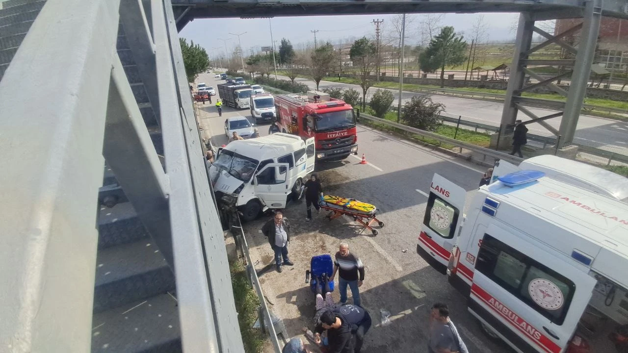 Samsun’da Kontrolden Çıkan Minibüs, Üst Geçidin Direğine Çarptı: 7 Yaralı