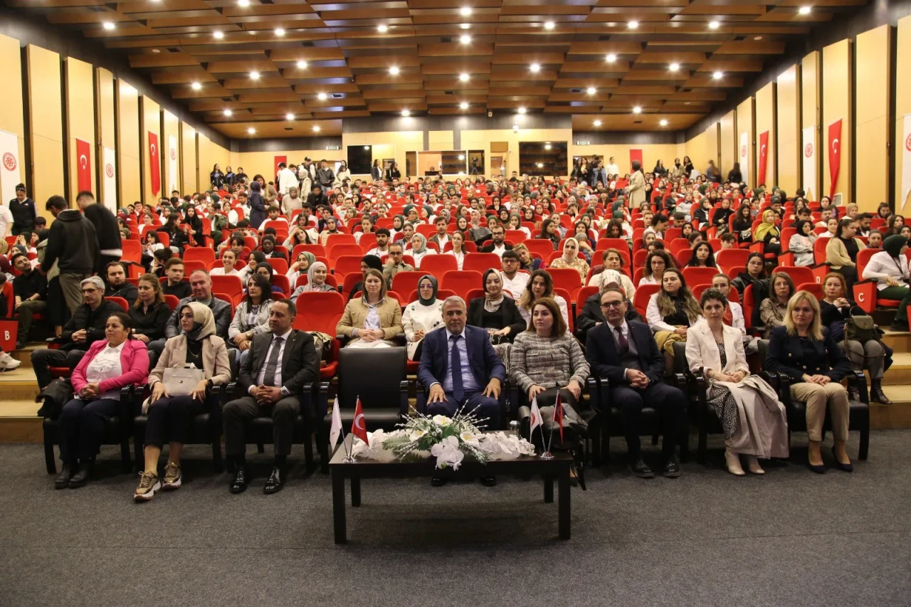 Sivas Cumhuriyet Üniversitesi’nde “Dermokozmetik, Lüks mü? İhtiyaç mı?” Paneli Düzenlendi
