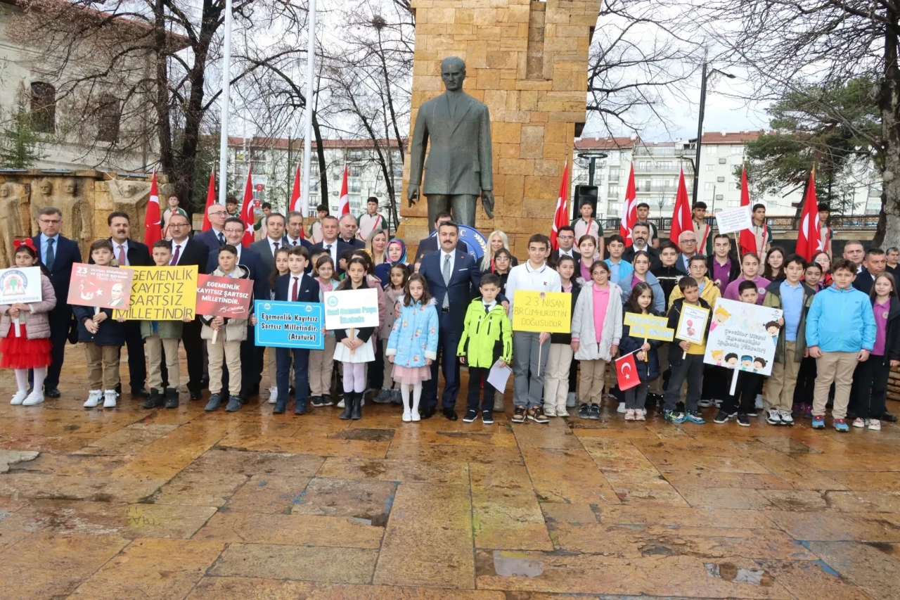 Sivas’ta Öğrenciler 23 Nisan Töreninde Atatürk Anıtı’na Çelenk Sundu
